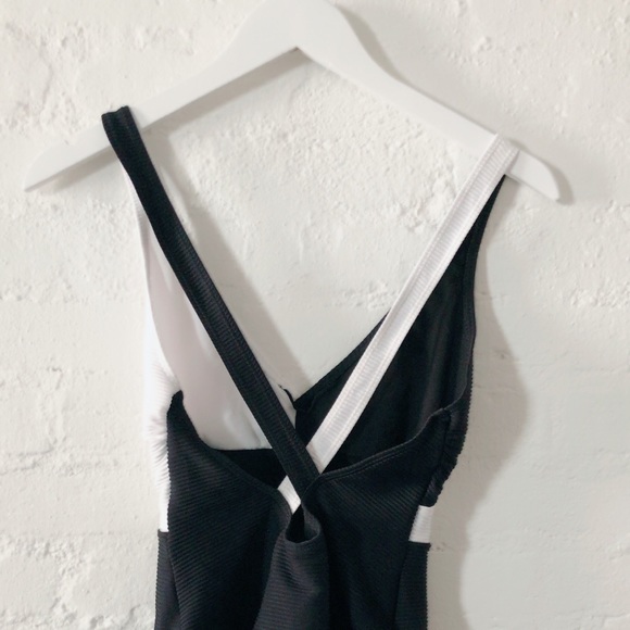 Deep v-neck criss cross one piece swimsuit - Picture 3 of 6